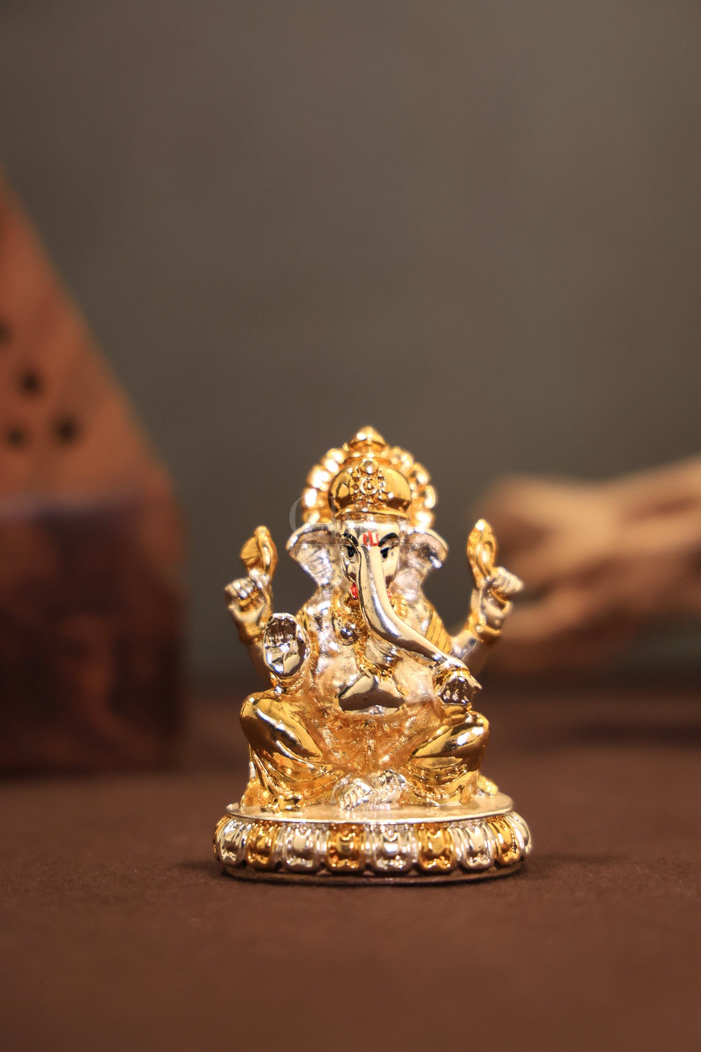 Vinayagar idol seated blessing