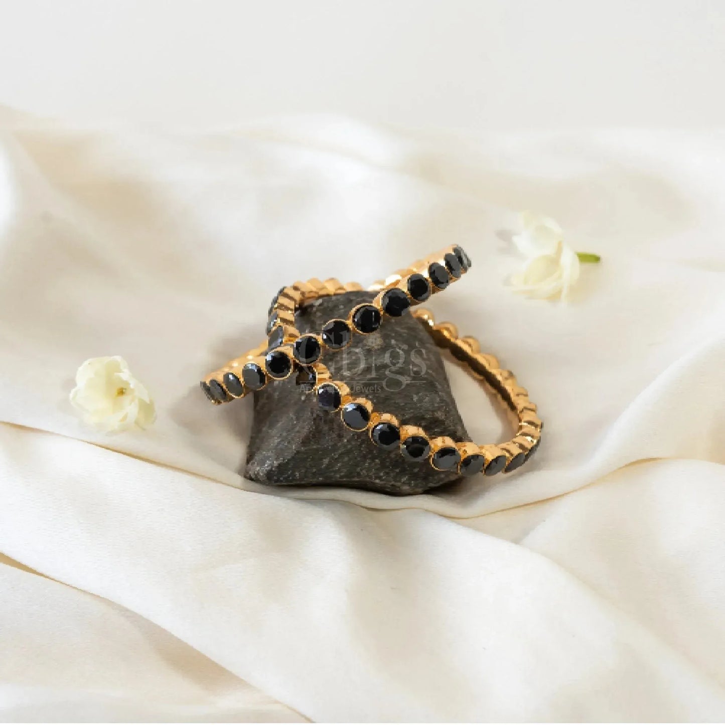 Yamika – Onyx Black Oval Kemp Bangles