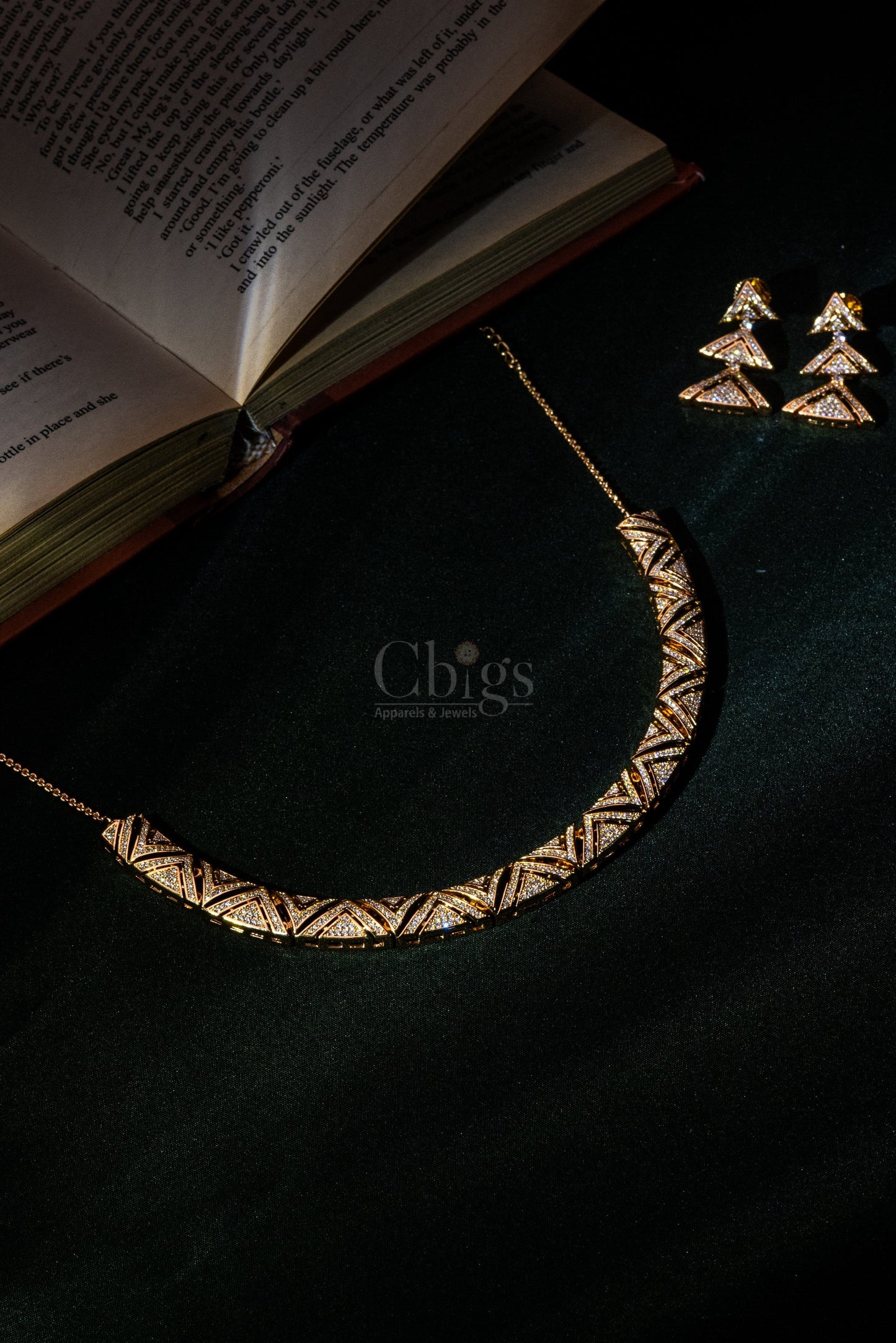 Fan Crest Diamond Crush Necklace Set