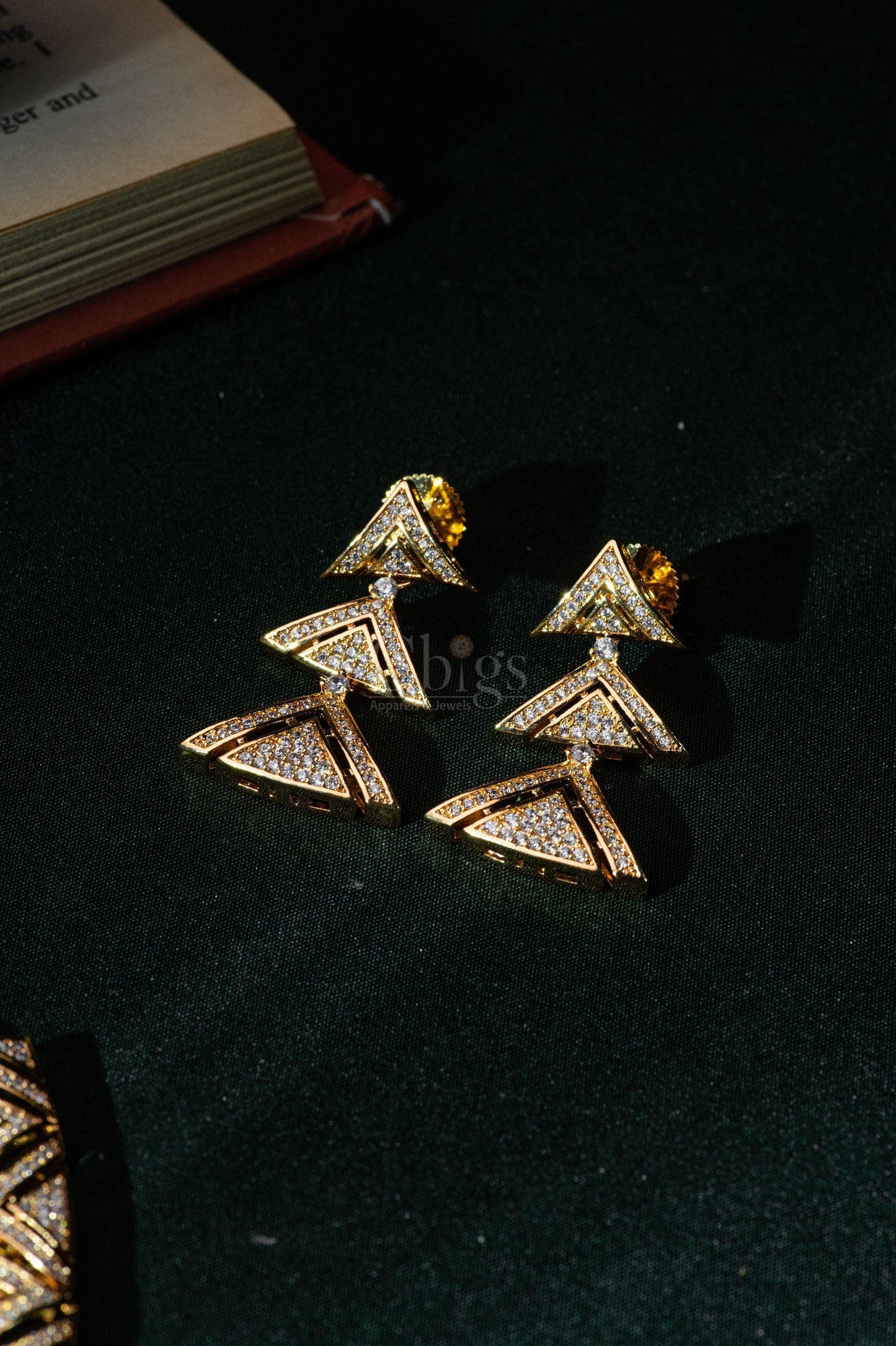 Fan Crest Diamond Crush Necklace Set