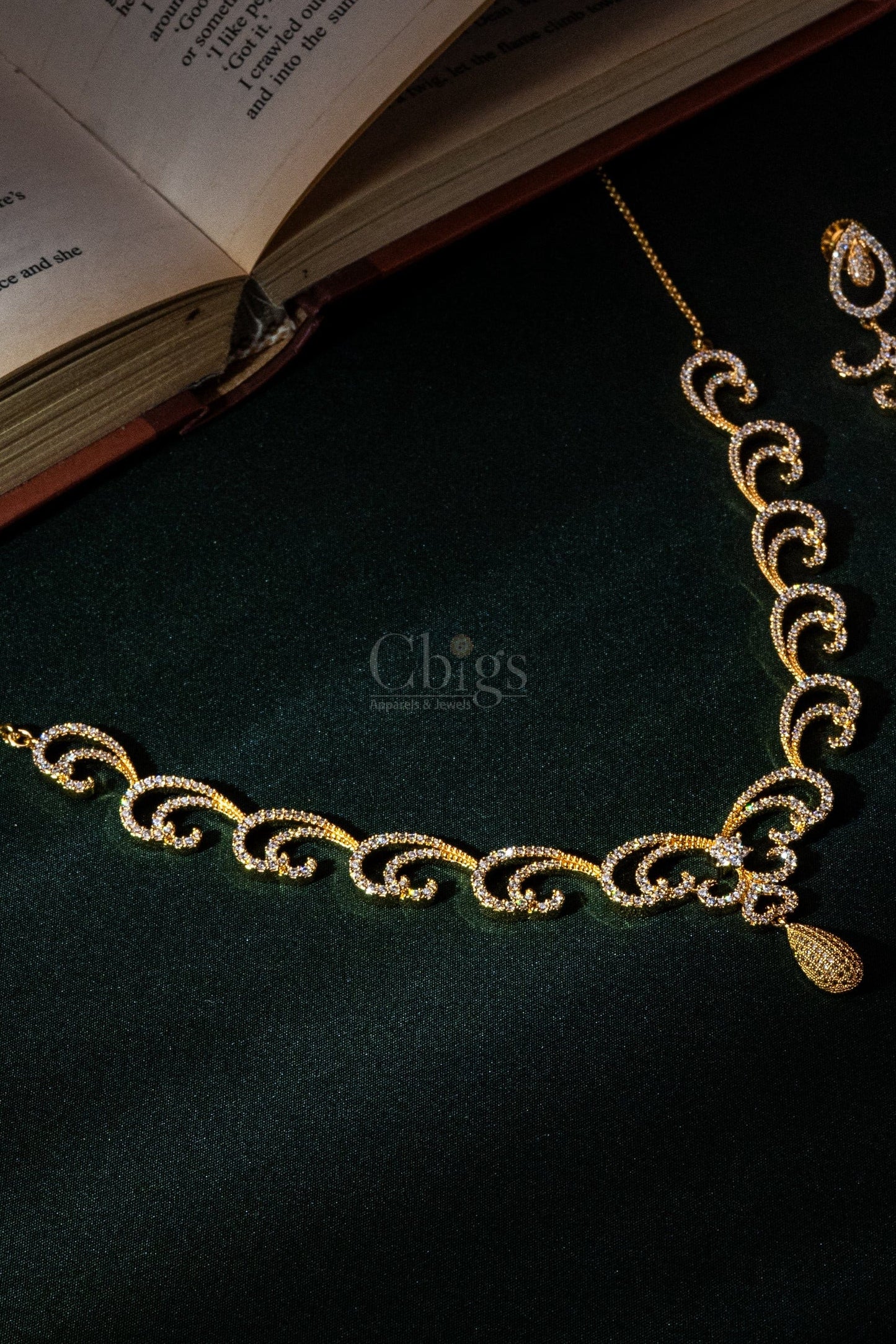 Golden Spiral Crest Diamond Crush Necklace Set - A-393
