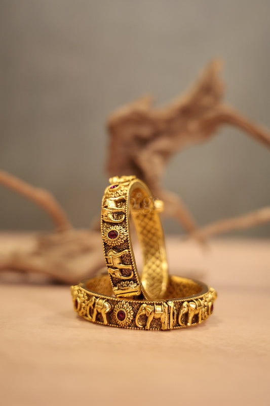 Antique screw bangle elephant motif