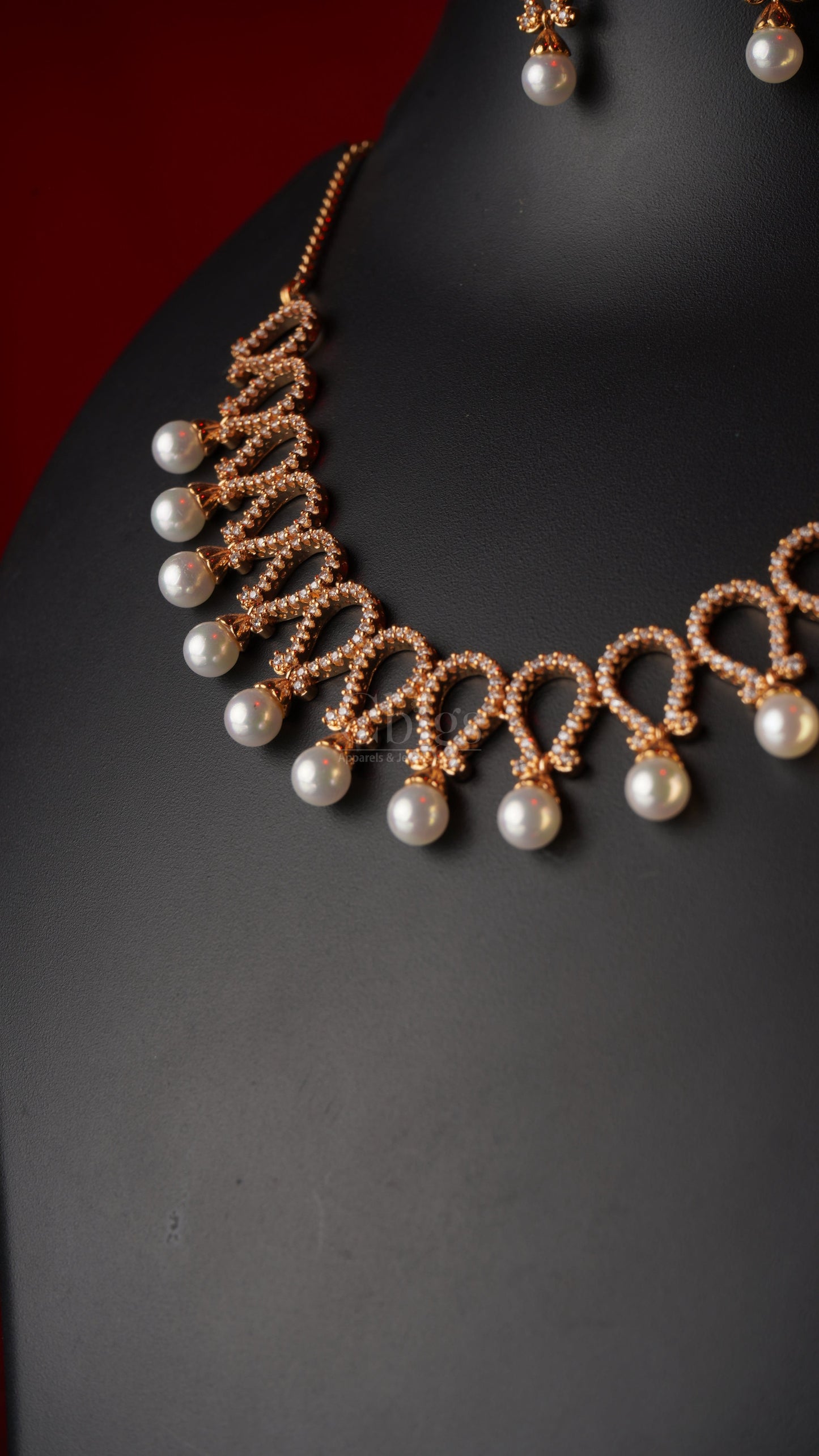 Aadya Diamond Crush Neckpiece – Elegance in Every Curve