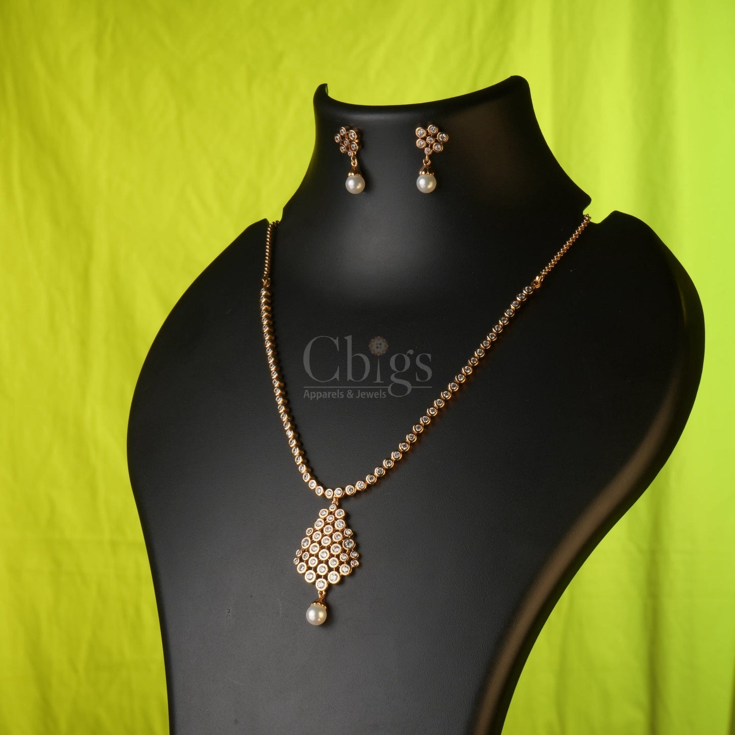 SOLITAIRE MODEL NECKLACE WITH HONEYCOMB PENDANT DIAMOND ALIKE