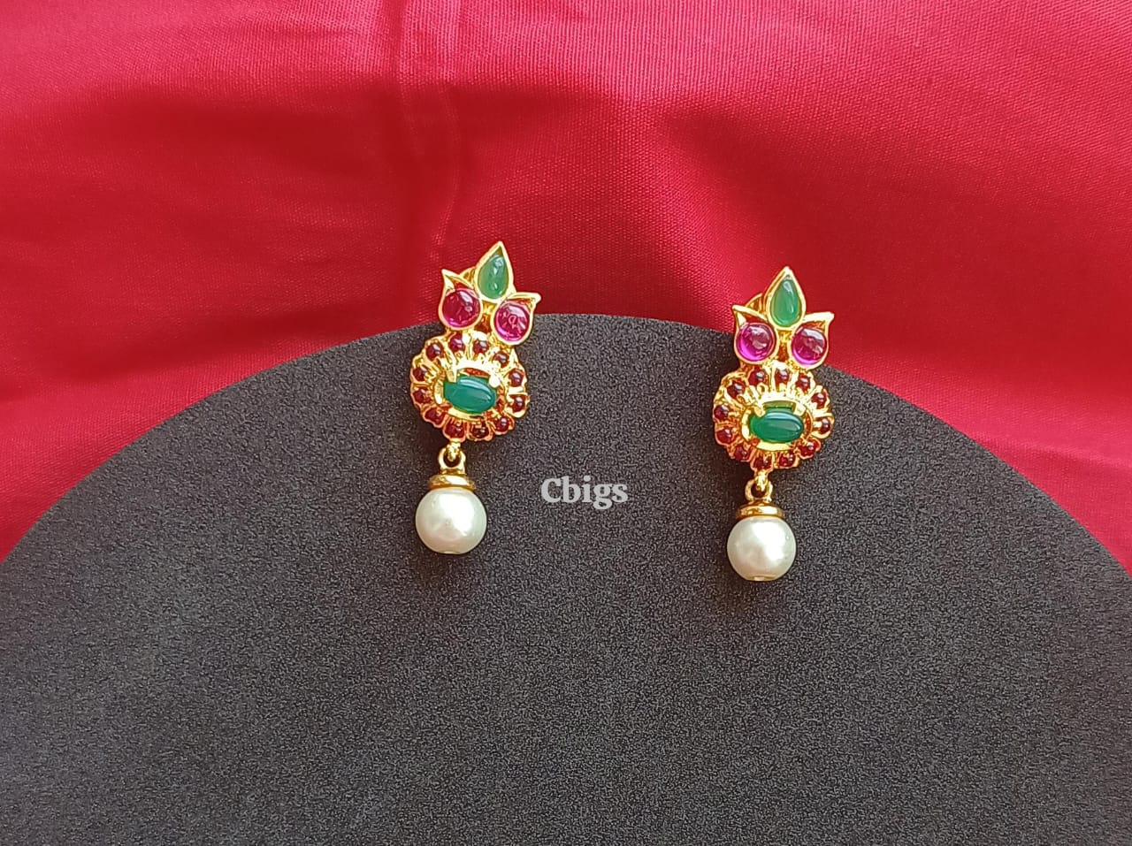Semi precious stone pendant set