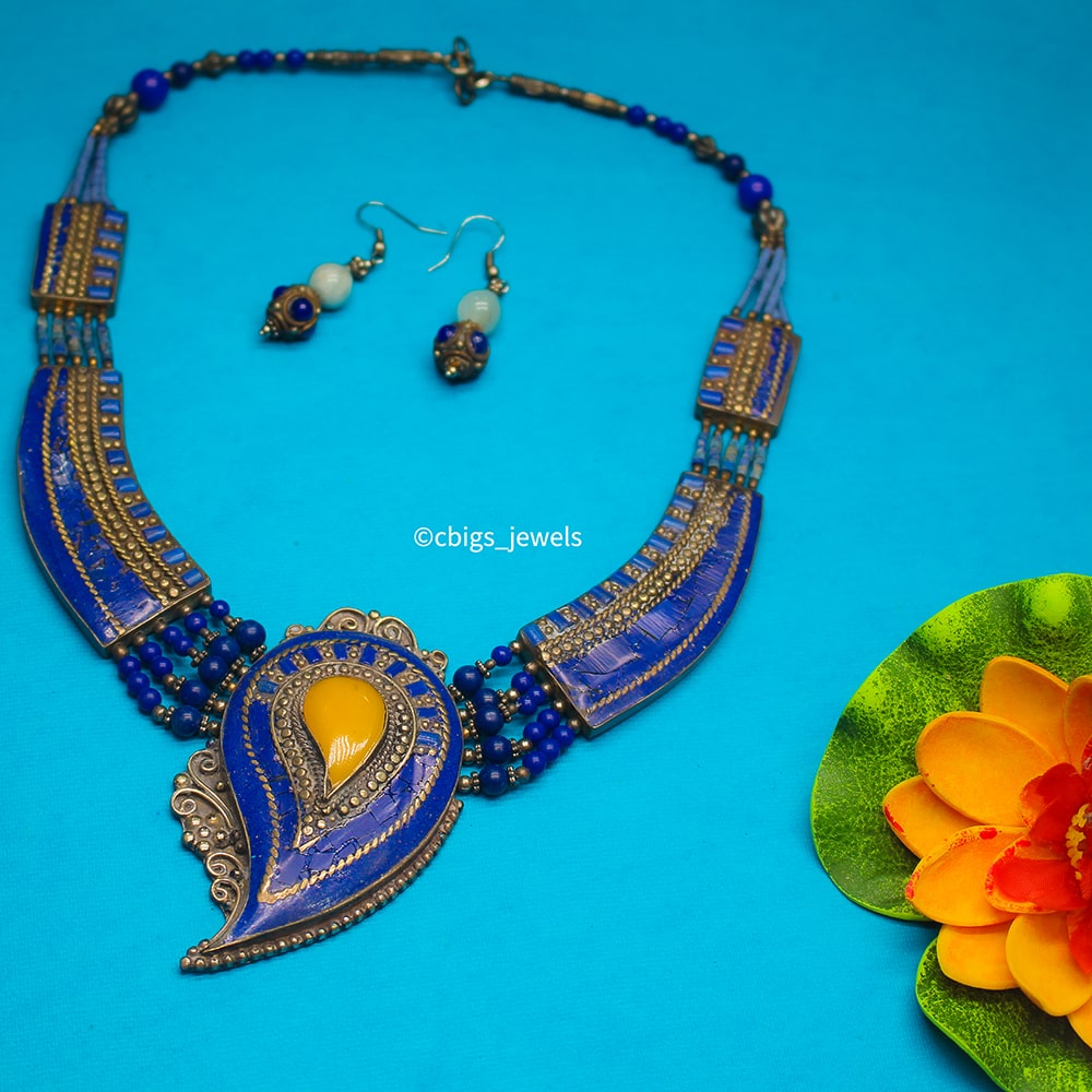 Upscale Tibetan Neckpiece with Precious Lapis Lazuli pendant.