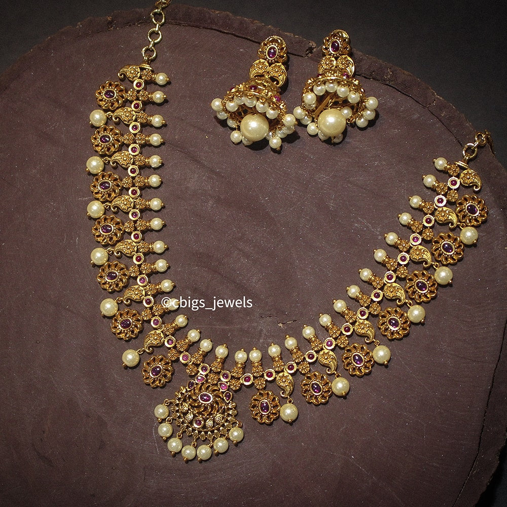 Beautiful Floral Motif Necklace with Pearls